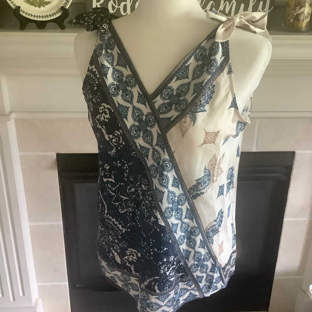 Charlie B V-Neck Paisley Top, Blouse, Medium NWT